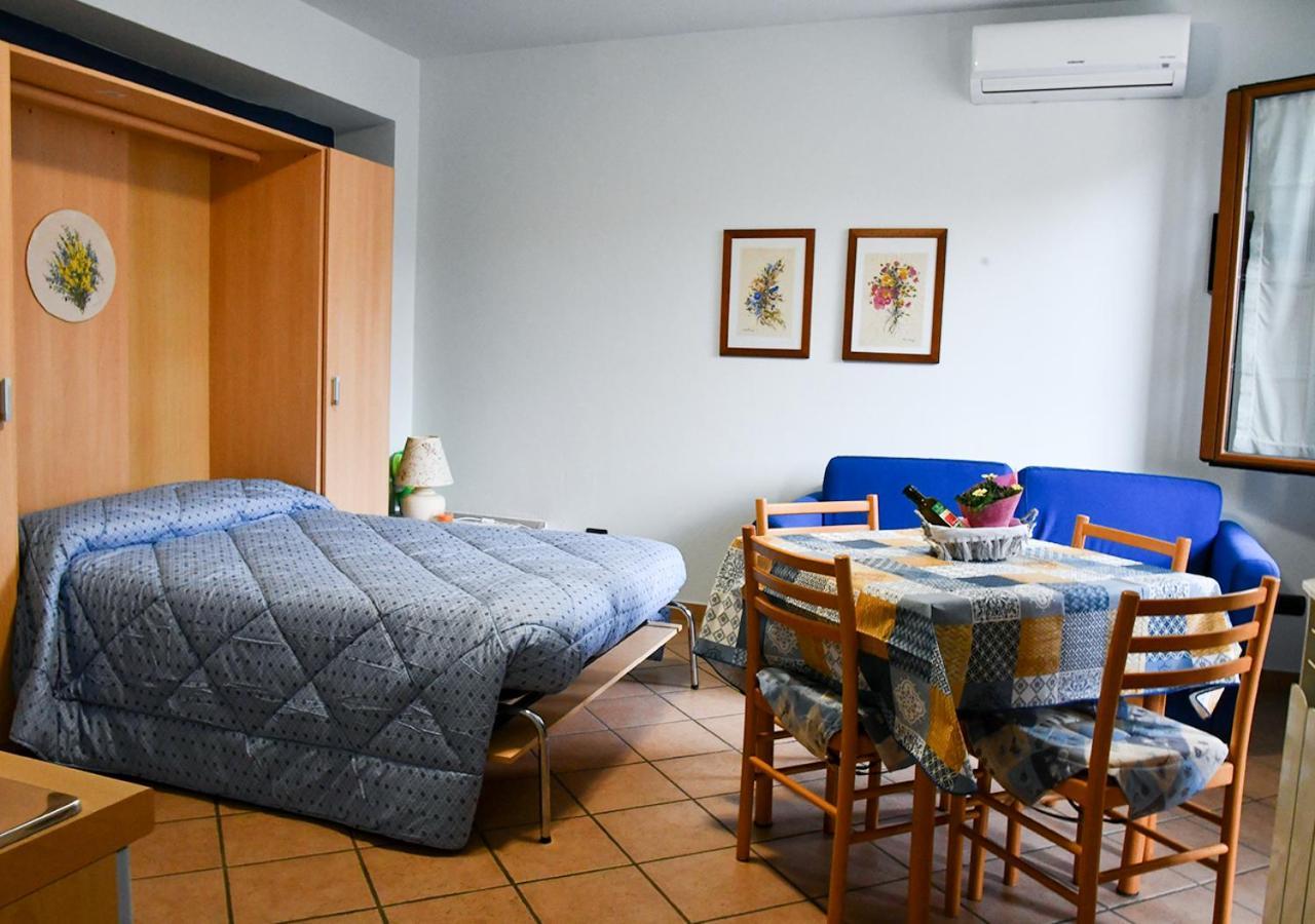 Gli Angeli Agriturismo Villa Cisano sul Neva Exteriör bild