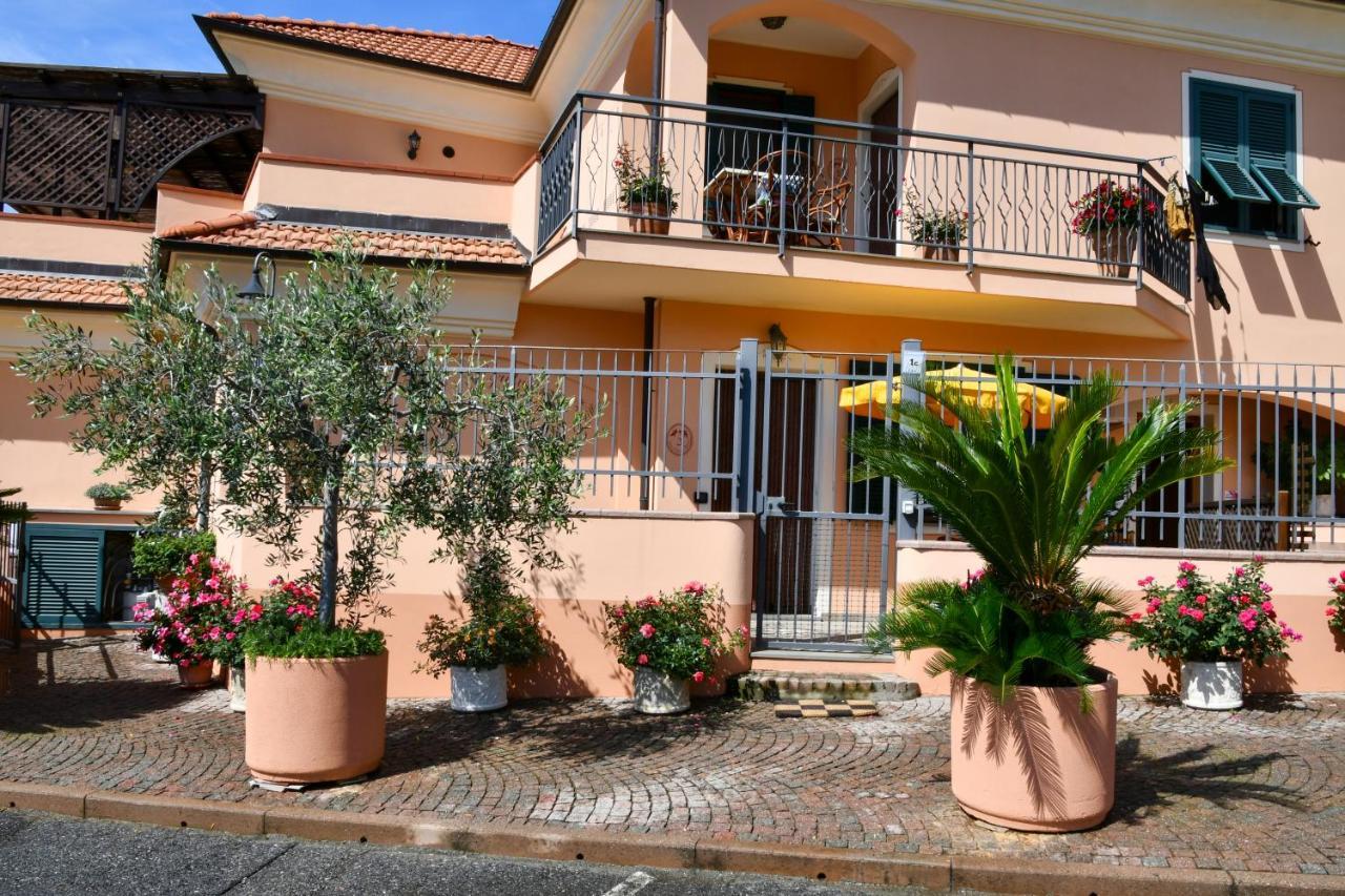 Gli Angeli Agriturismo Villa Cisano sul Neva Exteriör bild