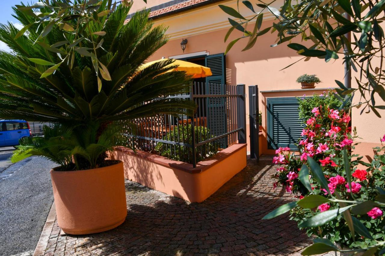Gli Angeli Agriturismo Villa Cisano sul Neva Exteriör bild